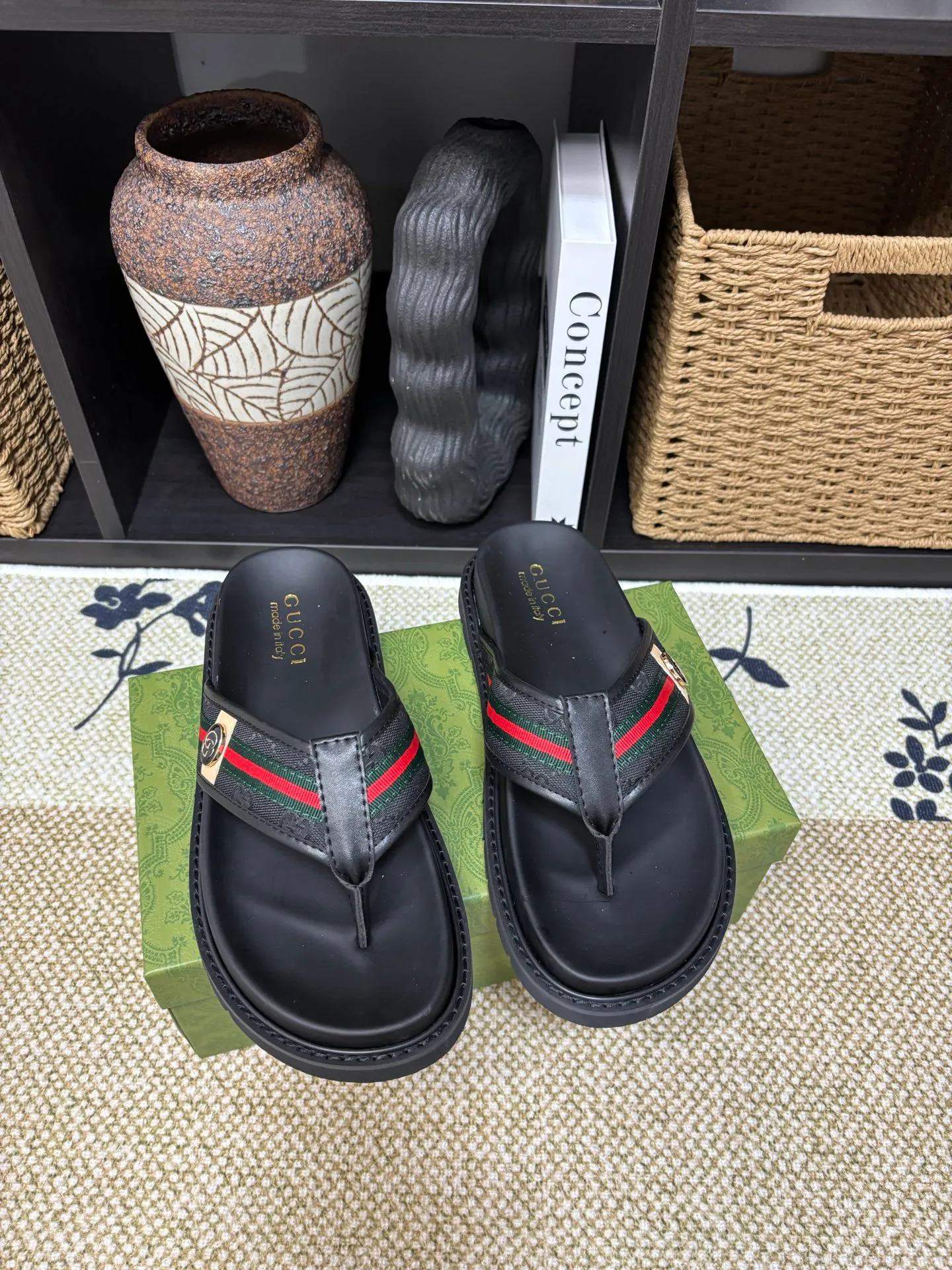 Factory 💰 300 yuan Gucci slippers] high-end men's shoes brand official website 1:1 latest masterpiece: original mold customization, the fabric is made of imported original materials, upgraded outsole, lighter and non-slip. The market's top quality, simple yet tasteful, a must-have for fashionistas, fashionable at your feet, full of confidence, the same style at the counter 👍The season of summer slippers is here. Code: 38-45 (45 customized)